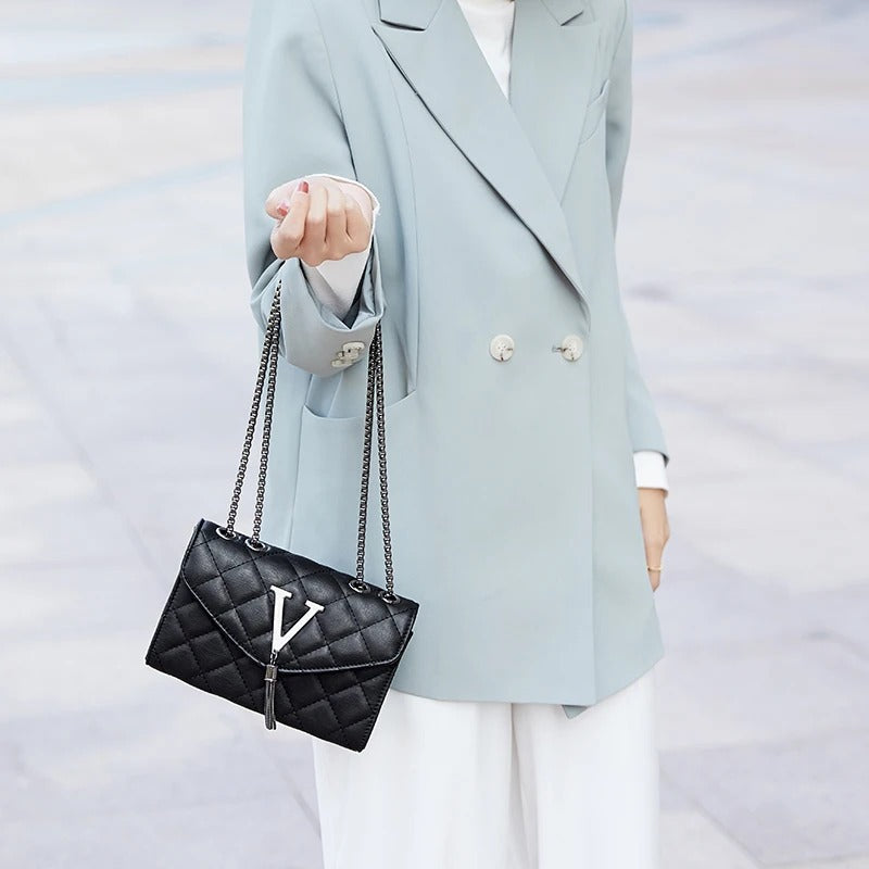 "Elegant quiltad crossbody-väska i PU-läder med justerbar rem och chic tasseldetalj, perfekt för vardagligt bruk."