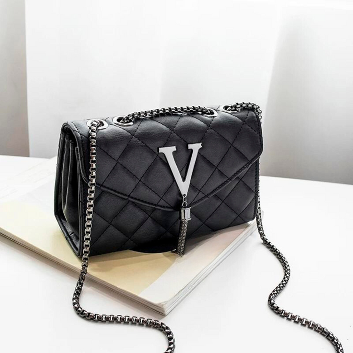 "Elegant quiltad crossbody-väska i PU-läder med justerbar rem och chic tasseldetalj, perfekt för vardagligt bruk."