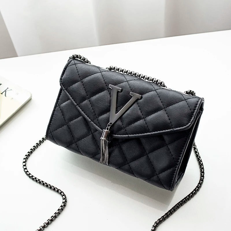 "Elegant quiltad crossbody-väska i PU-läder med justerbar rem och chic tasseldetalj, perfekt för vardagligt bruk."