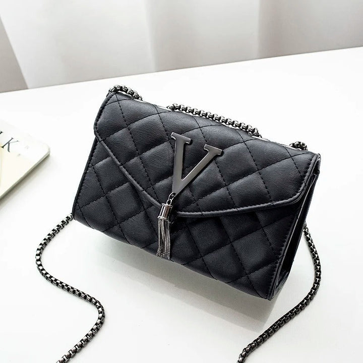 "Elegant quiltad crossbody-väska i PU-läder med justerbar rem och chic tasseldetalj, perfekt för vardagligt bruk."