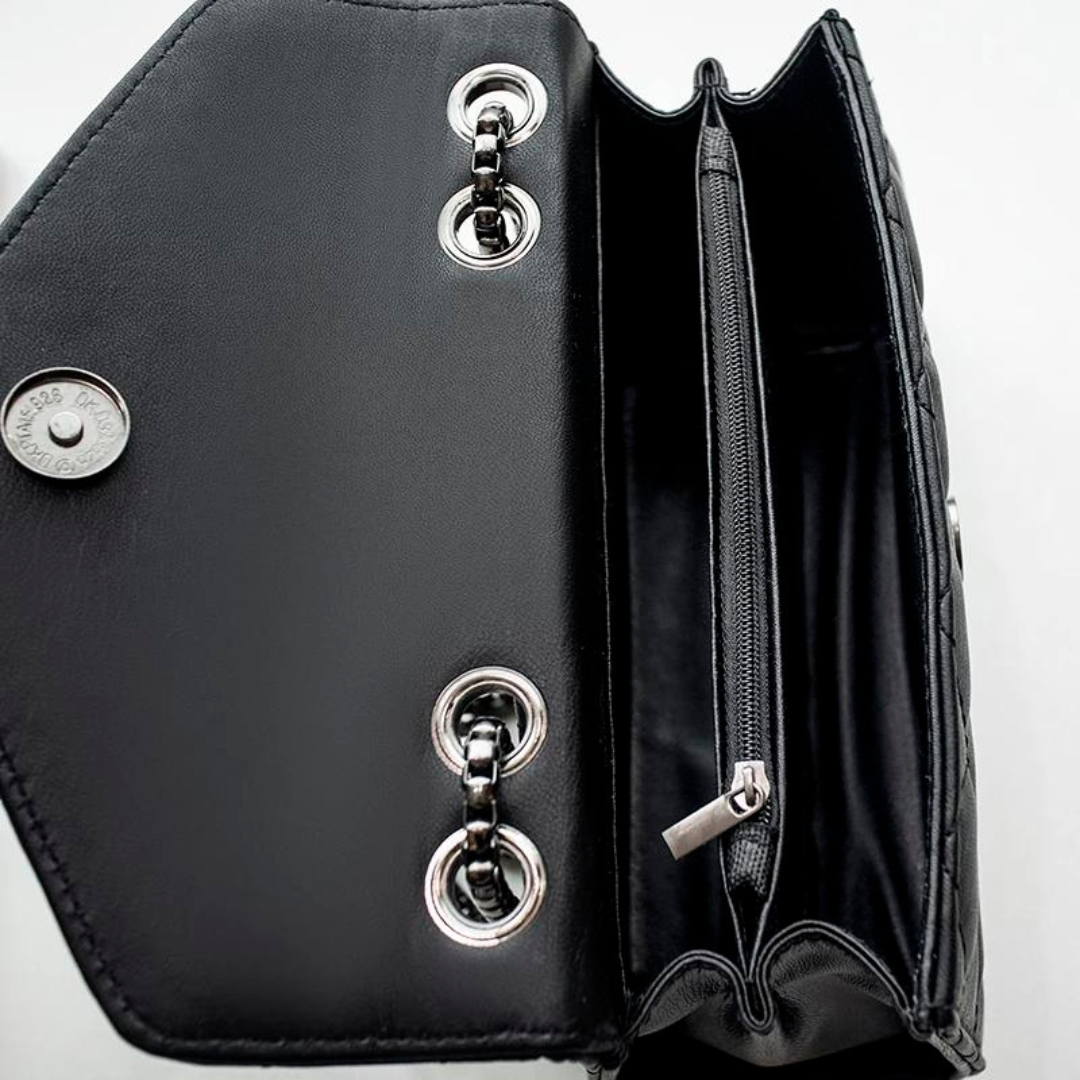 "Elegant quiltad crossbody-väska i PU-läder med justerbar rem och chic tasseldetalj, perfekt för vardagligt bruk."