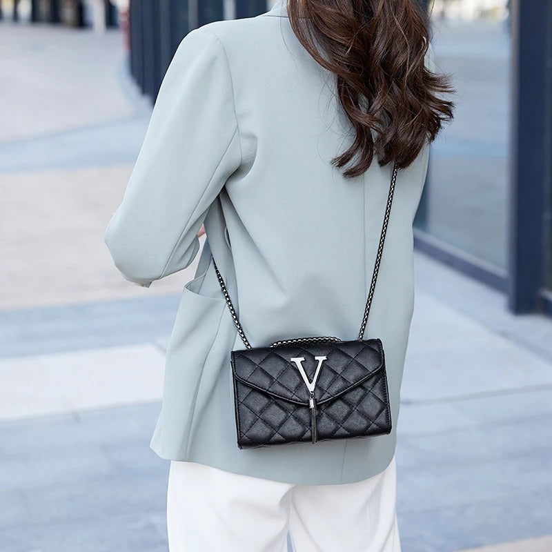 "Elegant quiltad crossbody-väska i PU-läder med justerbar rem och chic tasseldetalj, perfekt för vardagligt bruk."