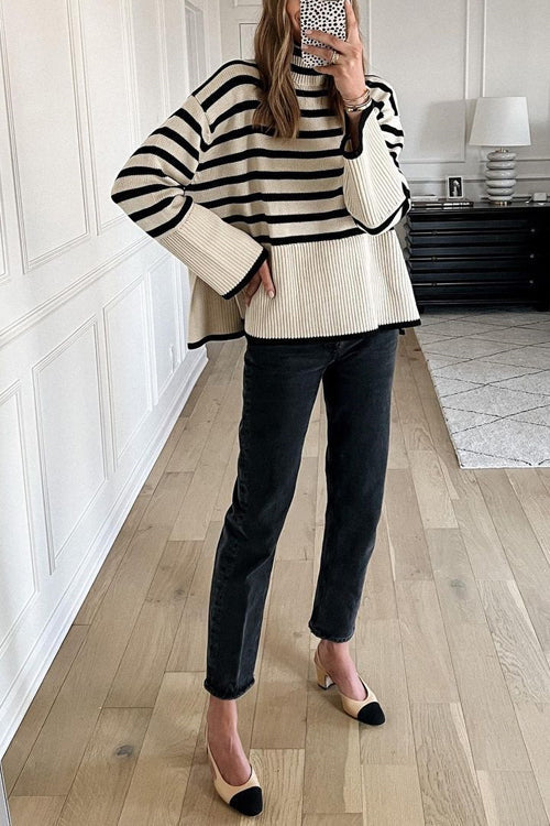 Elegant randig damtröja med sidosplit, mjukt material, tidlös design. Perfekt för kontoret eller fika med vänner.