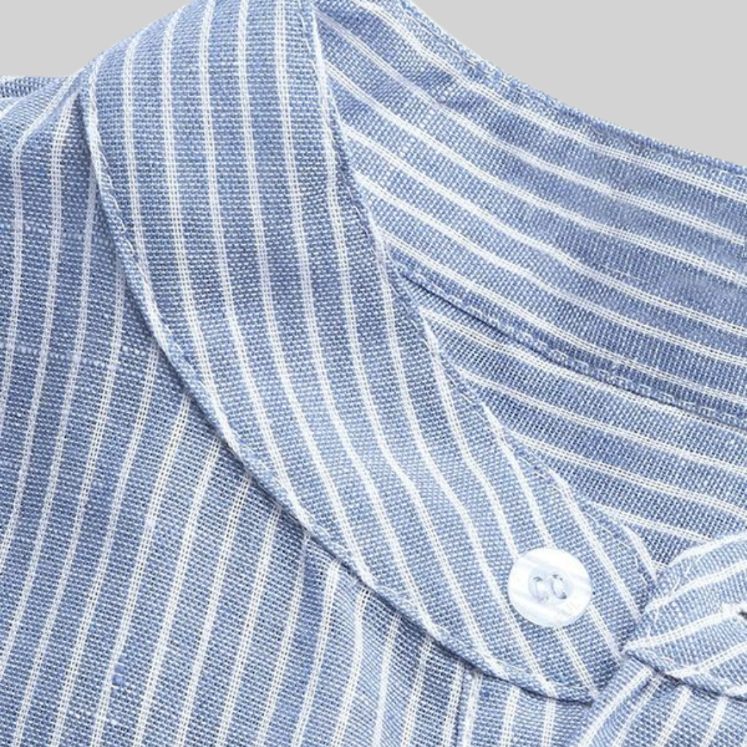 "Elegant randig herrskjorta i blått, bomull-polyester, upphöjd krage, perfekt för formella och avslappnade tillfällen."