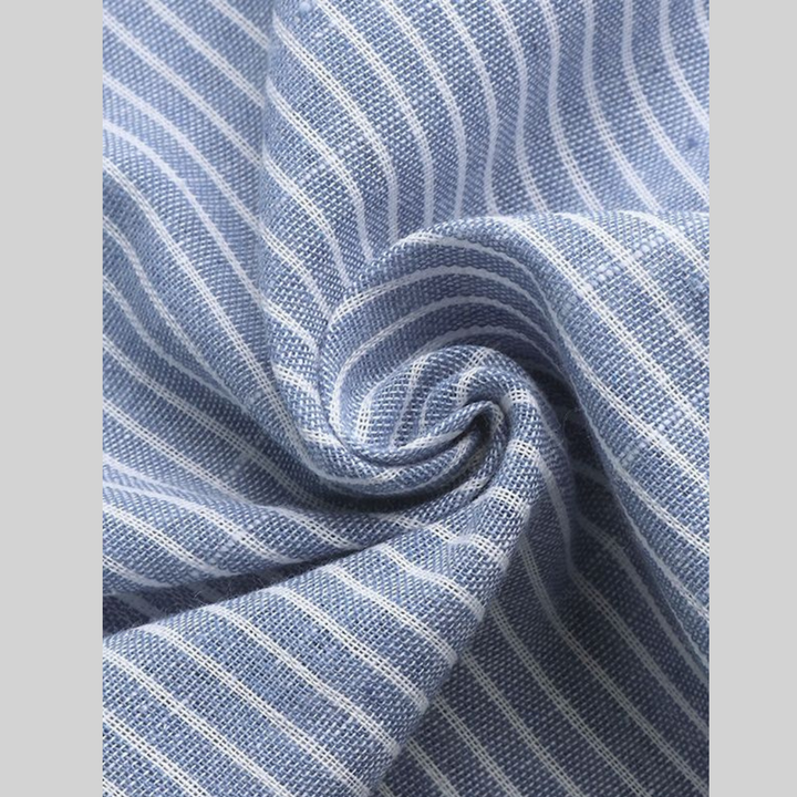 "Elegant randig herrskjorta i blått, bomull-polyester, upphöjd krage, perfekt för formella och avslappnade tillfällen."