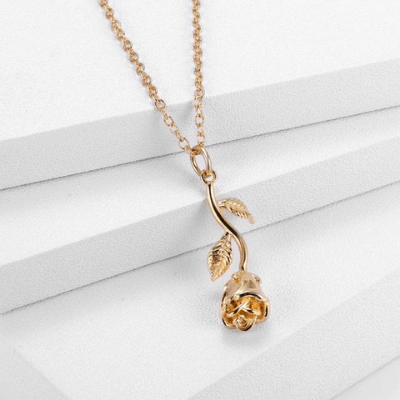 "Elegant rosehänge halsband för kvinnor i guld och silver, med delikat blomdesign som ger romantisk touch, kvinnor smycken."