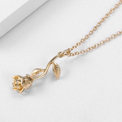 "Elegant rosehänge halsband för kvinnor i guld och silver, med delikat blomdesign som ger romantisk touch, kvinnor smycken."