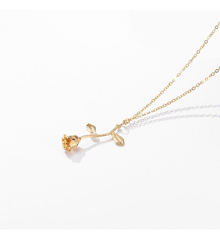"Elegant rosehänge halsband för kvinnor i guld och silver, med delikat blomdesign som ger romantisk touch, kvinnor smycken."