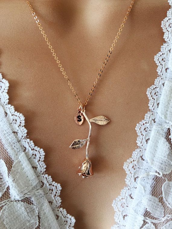 "Elegant rosehänge halsband för kvinnor i guld och silver, med delikat blomdesign som ger romantisk touch, kvinnor smycken."