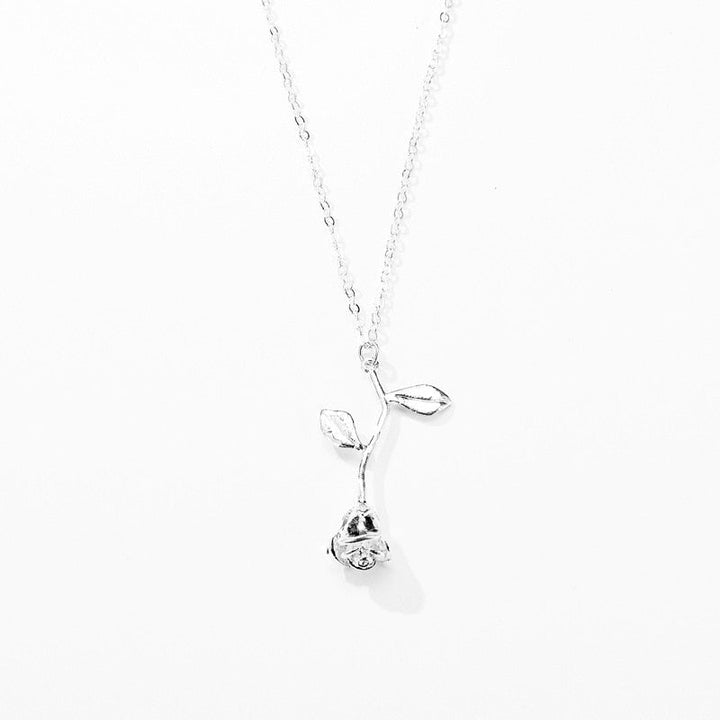 "Elegant rosehänge halsband för kvinnor i guld och silver, med delikat blomdesign som ger romantisk touch, kvinnor smycken."