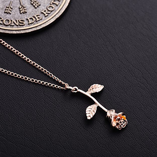 "Elegant rosehänge halsband för kvinnor i guld och silver, med delikat blomdesign som ger romantisk touch, kvinnor smycken."