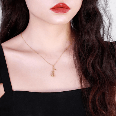 "Elegant rosehänge halsband för kvinnor i guld och silver, med delikat blomdesign som ger romantisk touch, kvinnor smycken."