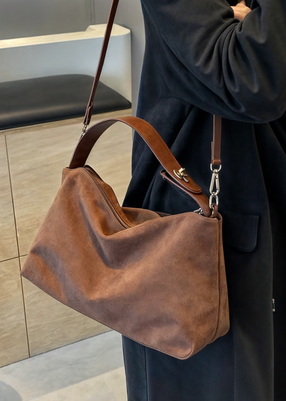 "Elegant rymlig damväska i konstmocka med texturerad yta och neutral design, perfekt för vardag och kväll."