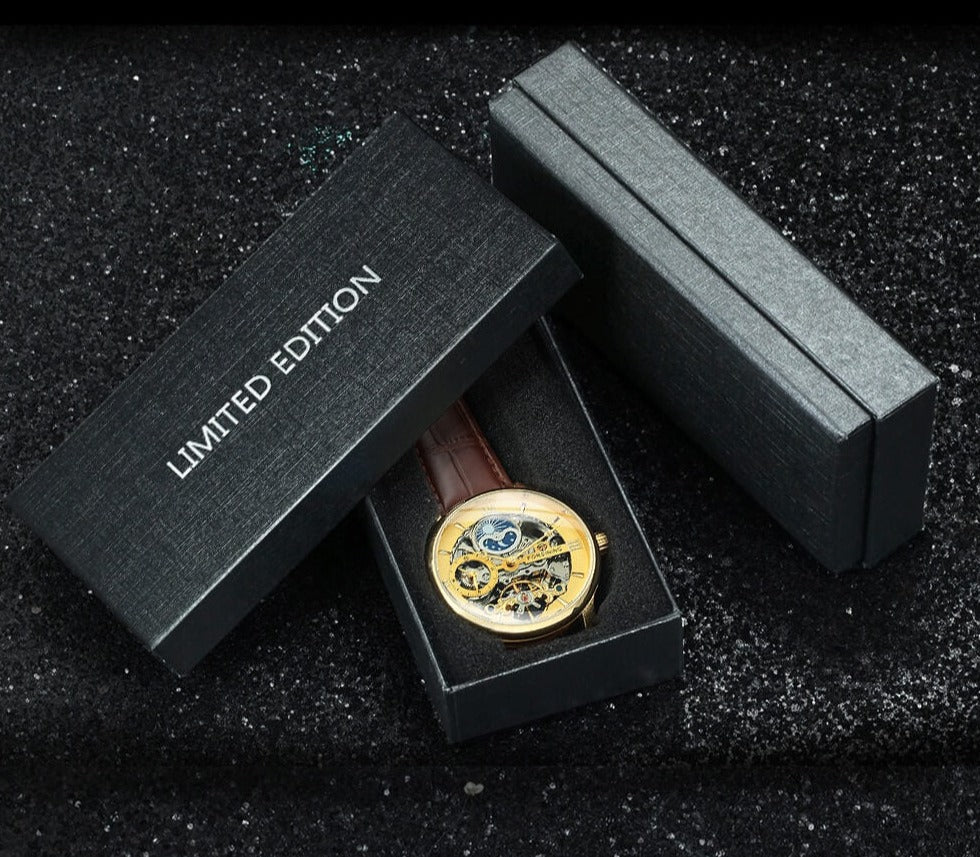 Elegant skelettklocka för män med analog design, visar mekaniken med öppen urtavla, PU-läderrem och lyxiga detaljer.