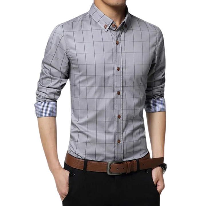 "Elegant slim fit skjorta för män, vit bomull med pastellfärgade knappar, perfekt för både formellt och avslappnat bruk."