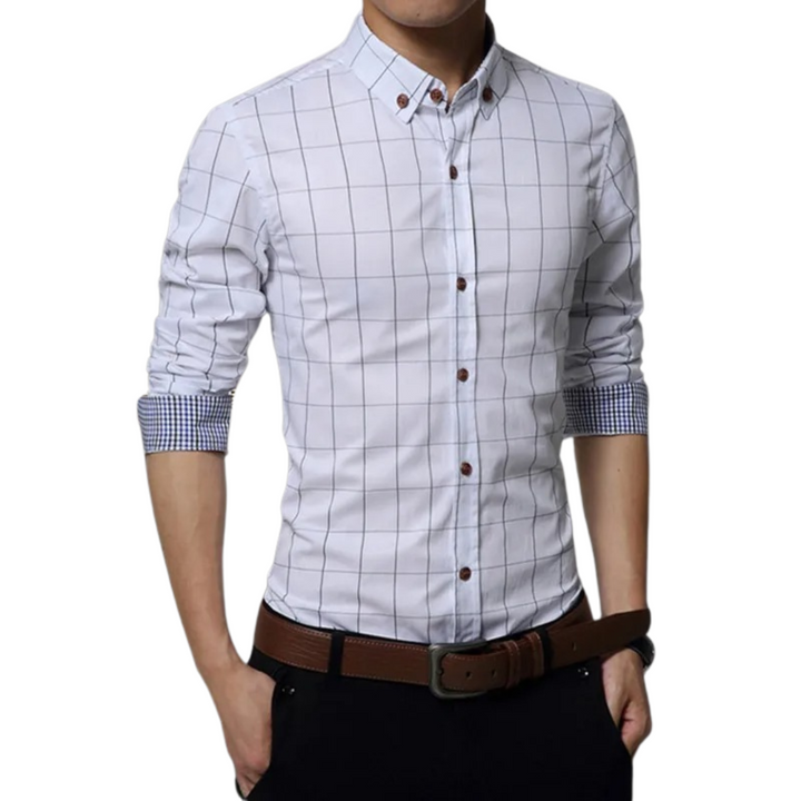 "Elegant slim fit skjorta för män, vit bomull med pastellfärgade knappar, perfekt för både formellt och avslappnat bruk."