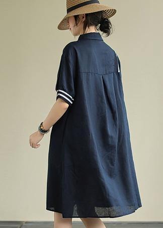 "Elegant sommarklänning för kvinnor med klassisk randig design. Perfekt för strandpromenad eller kvällsutflykt."
