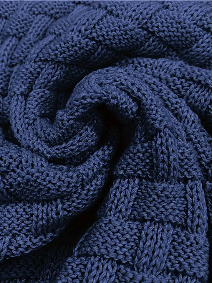 "Elegant stickad herrtröja i grått, framifrån, med finstickad struktur, perfekt för kalla dagar och elegant vardag."