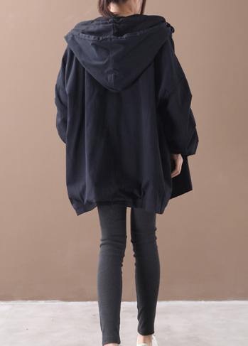 "Elegant svart damkappa tvådelad med huva, stilren design, för alla väder och tillfällen, matchar olika klädstilar."