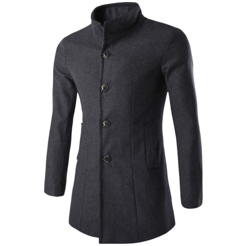 "Elegant trenchcoat för män med stående krage, enkelknäppning och sidofickor, perfekt för både formella och informella tillfä
