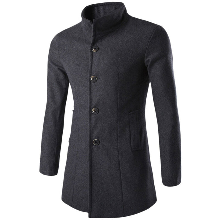 "Elegant trenchcoat för män med stående krage, enkelknäppning och sidofickor, perfekt för både formella och informella tillfä