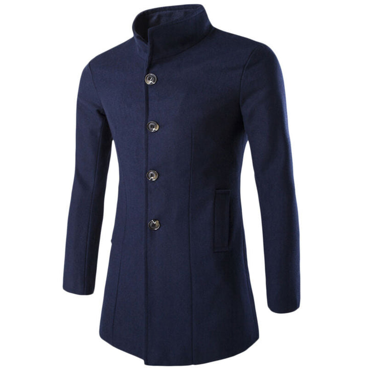 "Elegant trenchcoat för män med stående krage, enkelknäppning och sidofickor, perfekt för både formella och informella tillfä