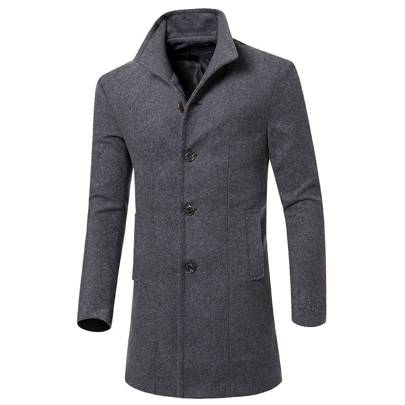 "Elegant trenchcoat för män med stående krage, enkelknäppning och sidofickor, perfekt för både formella och informella tillfä