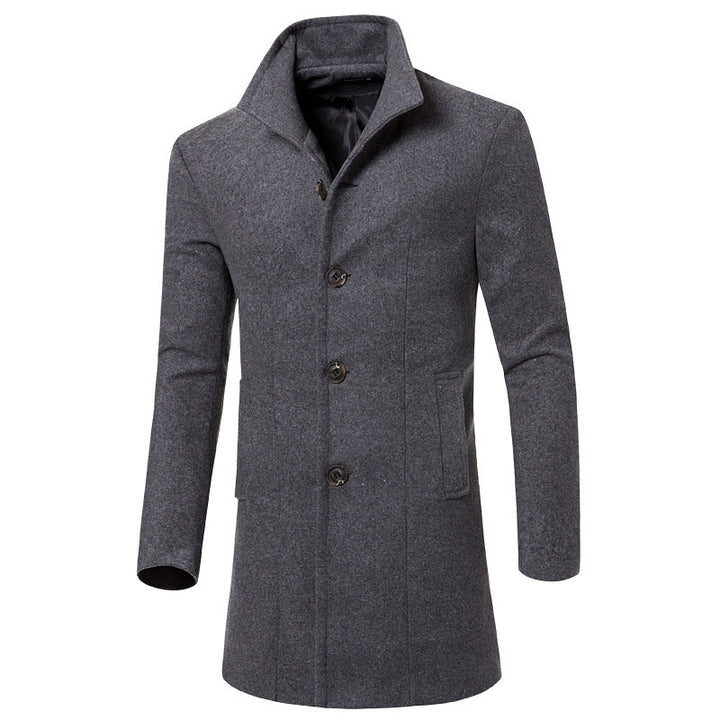 "Elegant trenchcoat för män med stående krage, enkelknäppning och sidofickor, perfekt för både formella och informella tillfä