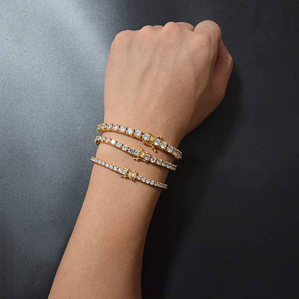 "Elegant unisex armband i zirkon och koppar, glittrar i ljuset; perfekt accessoar för både vardag och fest."