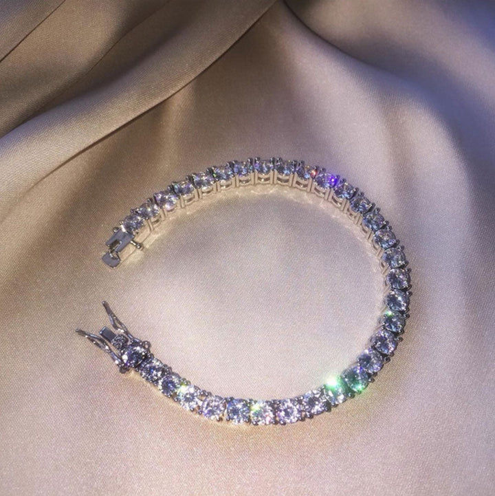 "Elegant unisex armband i zirkon och koppar, glittrar i ljuset; perfekt accessoar för både vardag och fest."