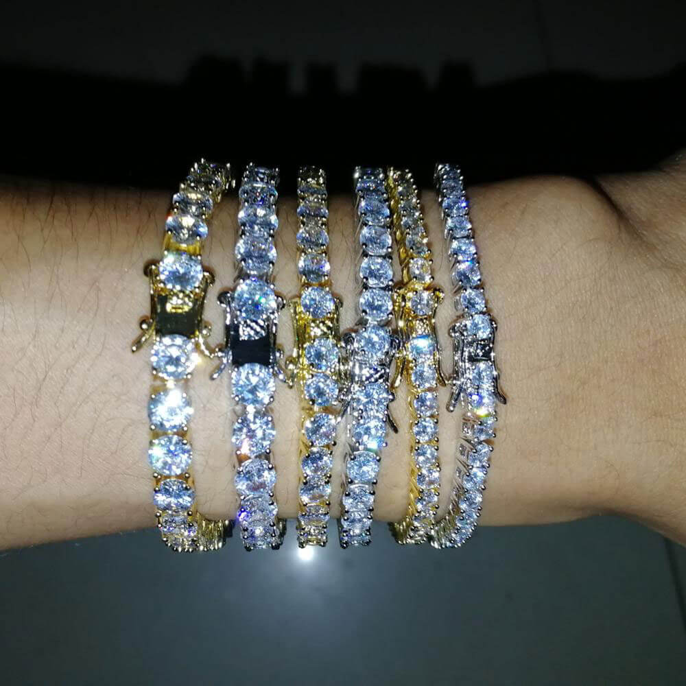 "Elegant unisex armband i zirkon och koppar, glittrar i ljuset; perfekt accessoar för både vardag och fest."
