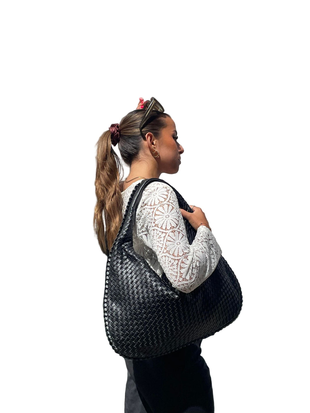 Elegant vardagsväska med rymligt fack, vegansk läderfinish, axelremmar och tidlös design, perfekt för daglig användning.