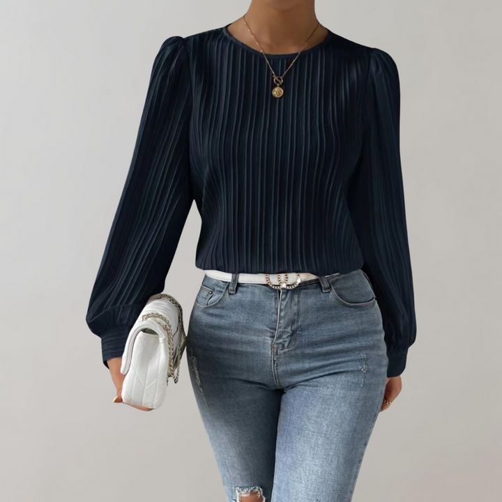 Elegant veckad blus med ballongärmar, feminina detaljer, perfekt för både casual och eleganta tillfällen.
