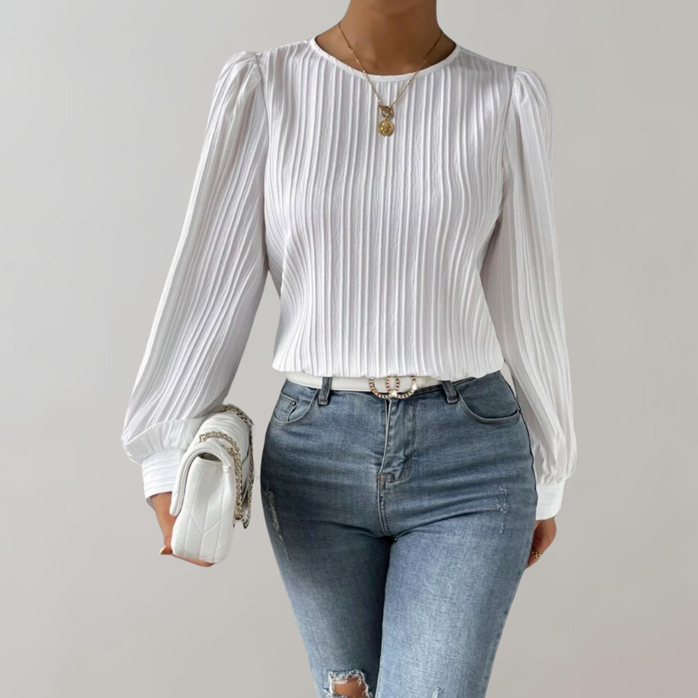 Elegant veckad blus med ballongärmar, feminina detaljer, perfekt för både casual och eleganta tillfällen.