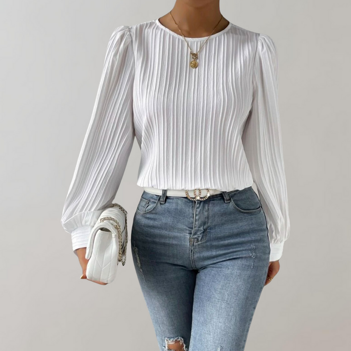 Elegant veckad blus med ballongärmar, feminina detaljer, perfekt för både casual och eleganta tillfällen.