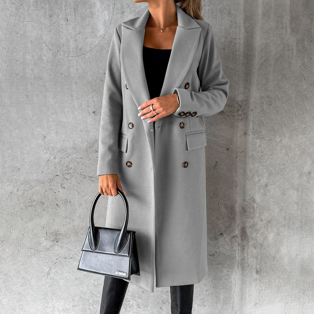 "Elegant vinterdamjacka med fodring, detaljer och modernt snitt för stil och komfort i kylan."