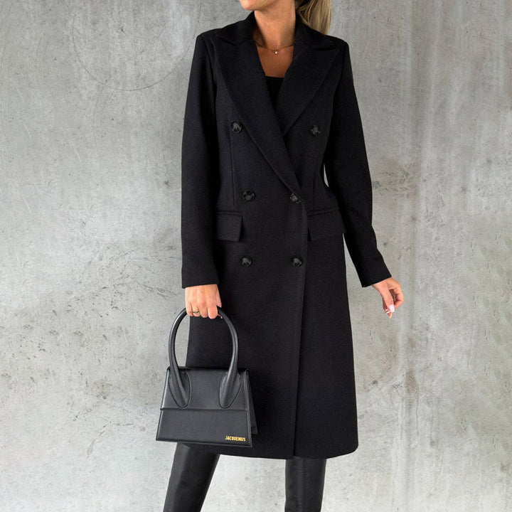 "Elegant vinterdamjacka med fodring, detaljer och modernt snitt för stil och komfort i kylan."