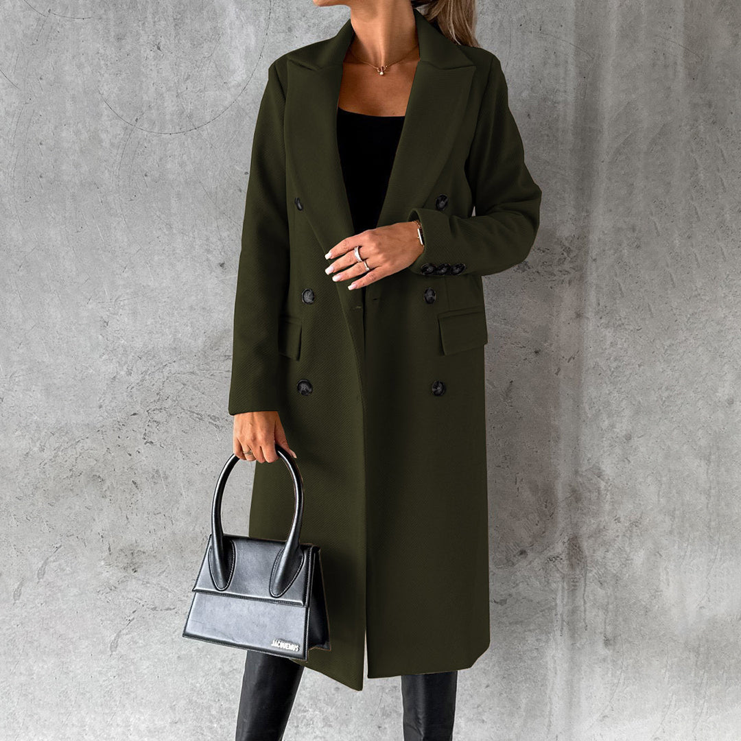 "Elegant vinterdamjacka med fodring, detaljer och modernt snitt för stil och komfort i kylan."