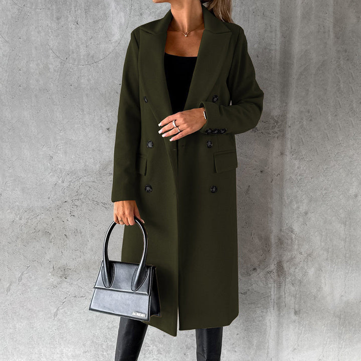 "Elegant vinterdamjacka med fodring, detaljer och modernt snitt för stil och komfort i kylan."
