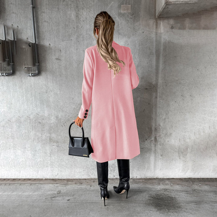 "Elegant vinterdamjacka med fodring, detaljer och modernt snitt för stil och komfort i kylan."