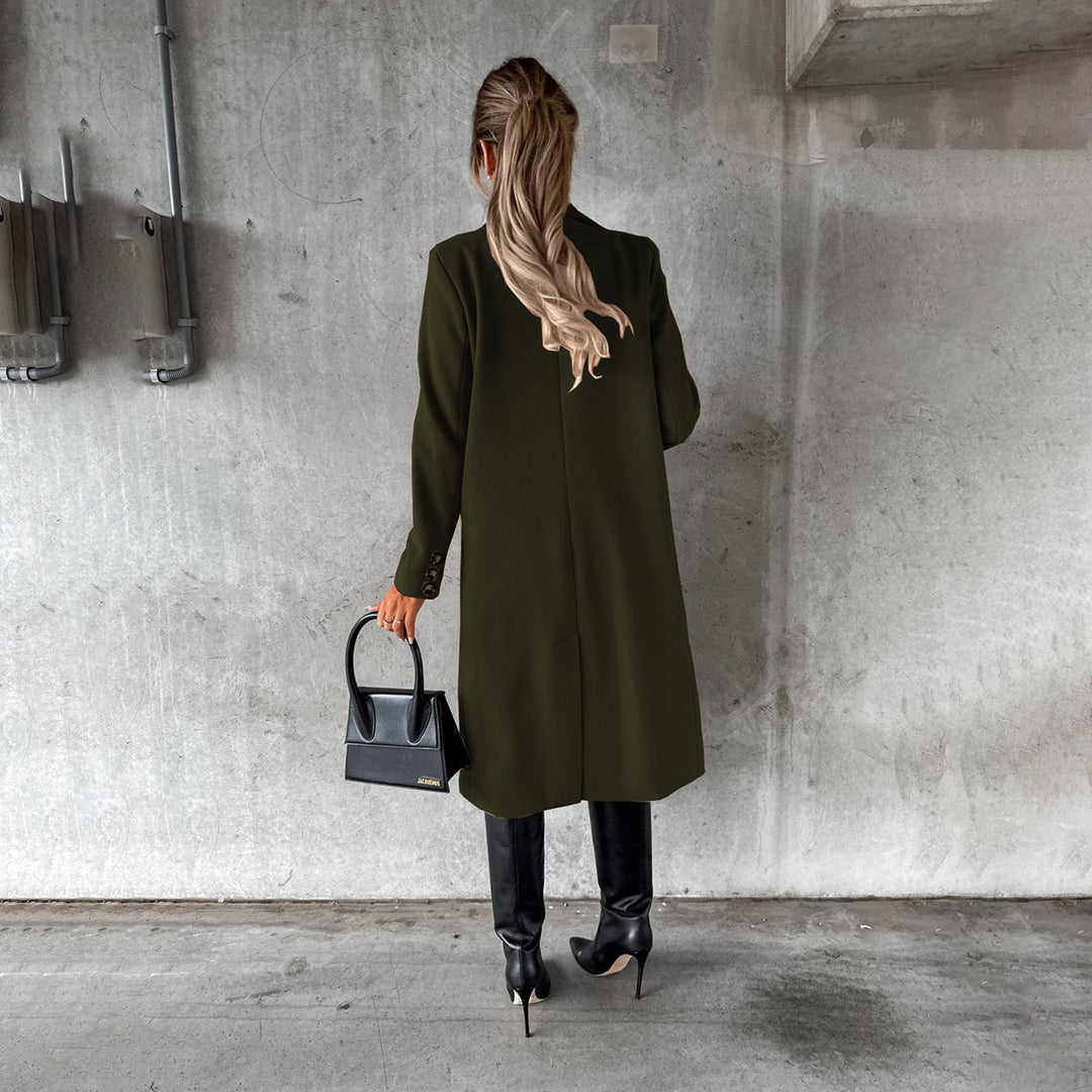 "Elegant vinterdamjacka med fodring, detaljer och modernt snitt för stil och komfort i kylan."