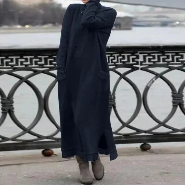 "Elegant vintermaxiklänning för kvinnor med ull och bomull, rörelsefrihet, och värmande stil för kalla dagar."