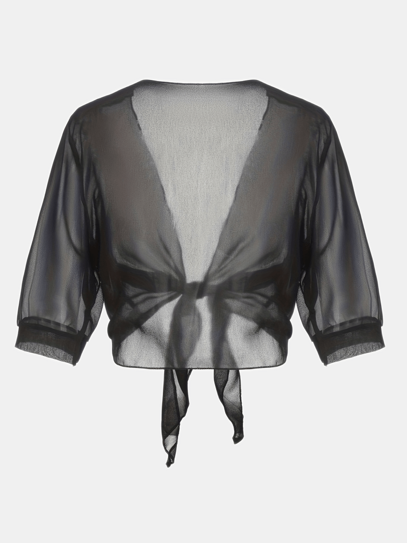 "Elegant vit damblus med öppen front och luftig design, idealisk för varmt väder, vardag och festliga sammanhang."