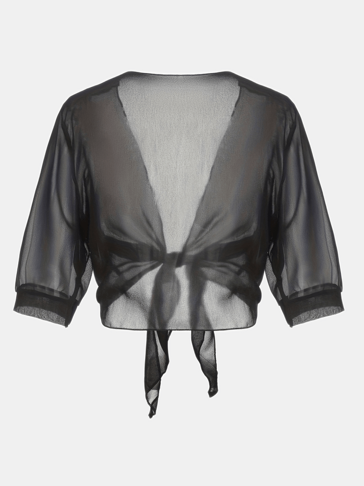 "Elegant vit damblus med öppen front och luftig design, idealisk för varmt väder, vardag och festliga sammanhang."