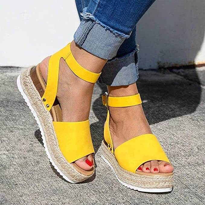 "Elegant wedge sandaler för kvinnor med espadrille-plattform, öppen tå och justerbara ankelband, i faux mocka."