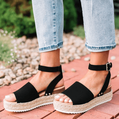 "Elegant wedge sandaler för kvinnor med espadrille-plattform, öppen tå och justerbara ankelband, i faux mocka."