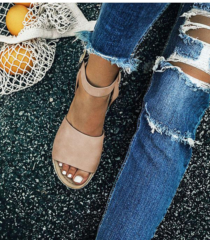 "Elegant wedge sandaler för kvinnor med espadrille-plattform, öppen tå och justerbara ankelband, i faux mocka."