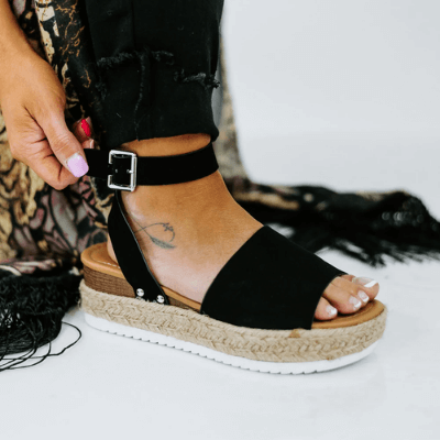 "Elegant wedge sandaler för kvinnor med espadrille-plattform, öppen tå och justerbara ankelband, i faux mocka."