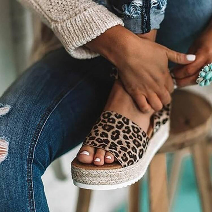 "Elegant wedge sandaler för kvinnor med espadrille-plattform, öppen tå och justerbara ankelband, i faux mocka."