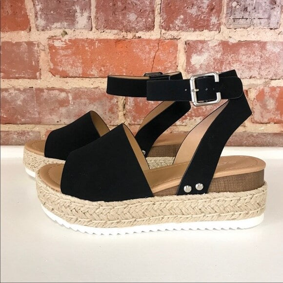 "Elegant wedge sandaler för kvinnor med espadrille-plattform, öppen tå och justerbara ankelband, i faux mocka."
